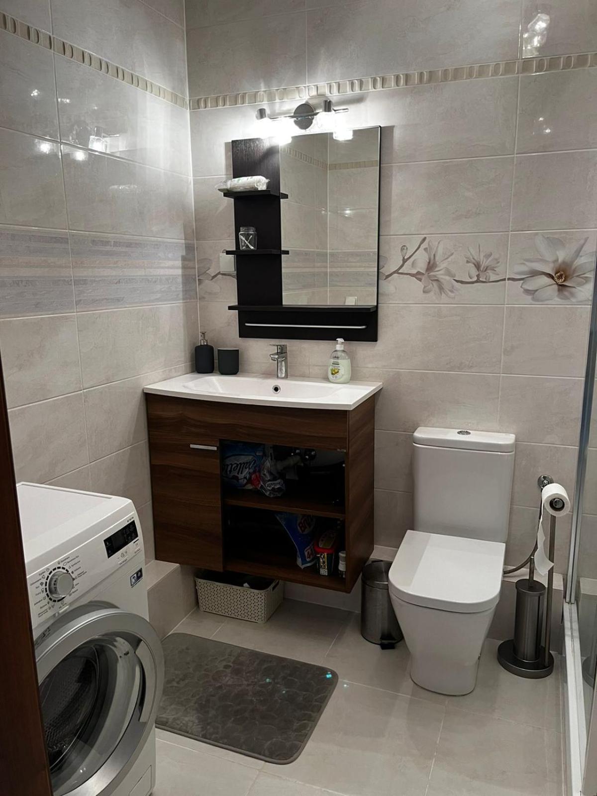 Cozy Corner: Apartment With Wifi And Private Balcony Wrocław Kültér fotó